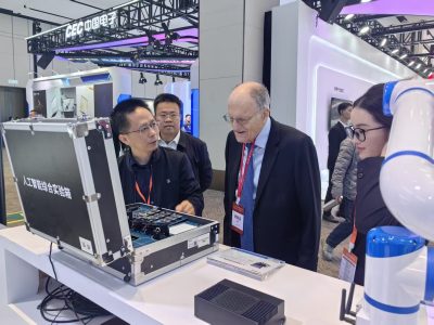 Nobel Laureate Professor Thomas J. Sargent testing and praising the AI Experiment Box by BoFeng Tech at the 2025 World Computing Conference in Changsha