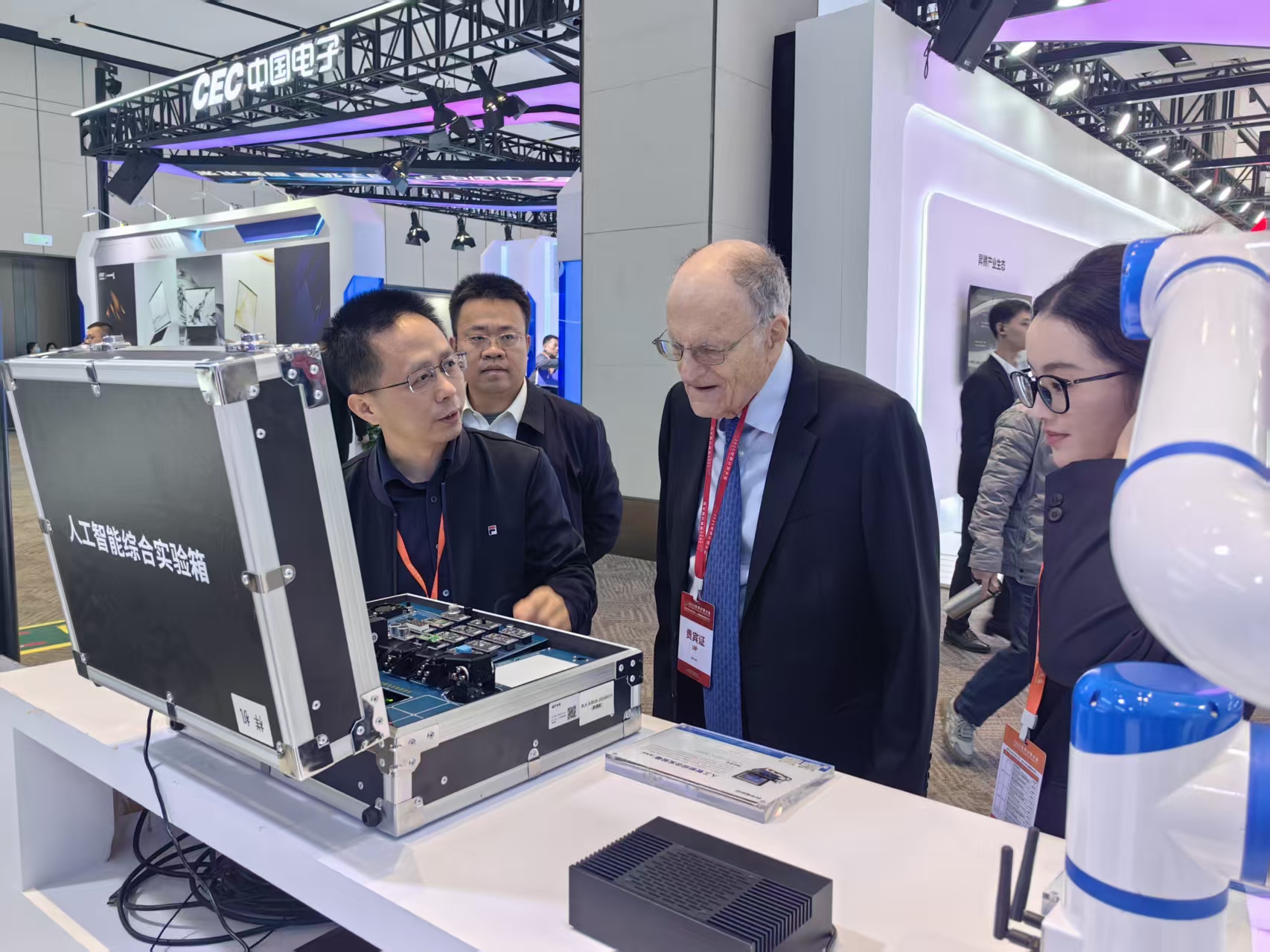 Nobel Laureate Professor Thomas J. Sargent testing and praising the AI Experiment Box by BoFeng Tech at the 2025 World Computing Conference in Changsha